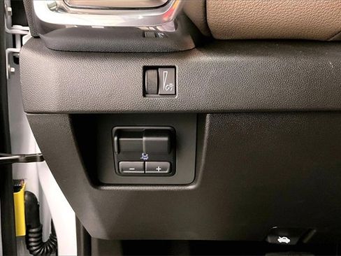 Used 2025 GMC Canyon Denali image 34