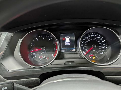 Used 2018 Volkswagen Tiguan S image 23