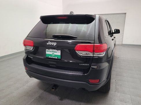 Used 2017 Jeep Grand Cherokee Laredo AWD/4WD image 7