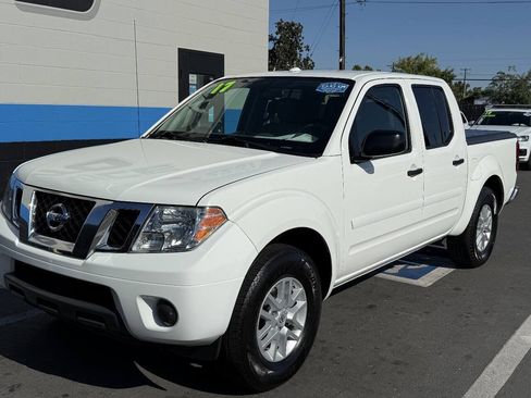 Used 2017 Nissan Frontier SV RWD image 3