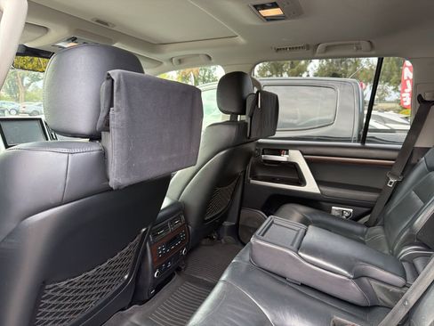 Used 2017 Toyota Land Cruiser image 10