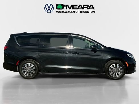 Used 2024 Chrysler Pacifica Select image 6