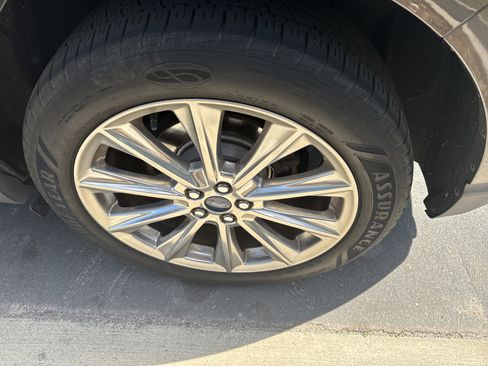 Used 2018 Ford Edge Titanium w/ Equipment Group 302A AWD/4WD image 11