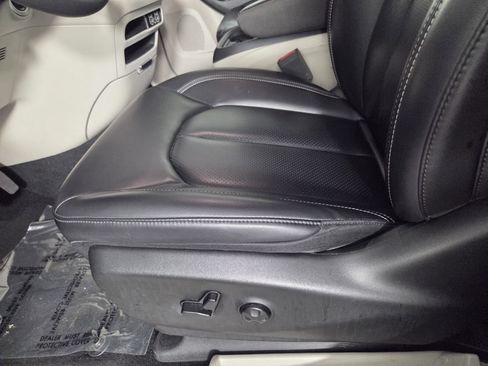 Used 2023 Chrysler Pacifica Touring-L FWD image 11