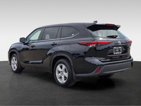 Used 2024 Toyota Highlander LE AWD/4WD image 7