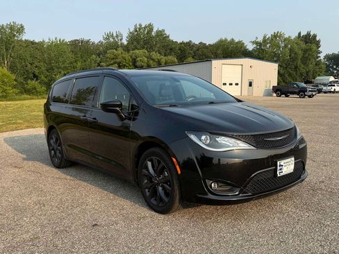 Used 2018 Chrysler Pacifica Touring-L w/ Premium Audio Group FWD image 2