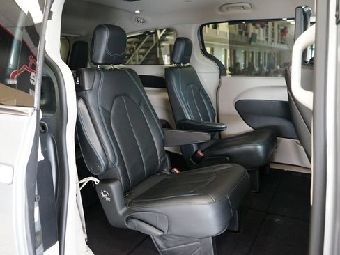 Used 2021 Chrysler Pacifica Touring-L w/ Uconnect Theater Family Group AWD/4WD image 53