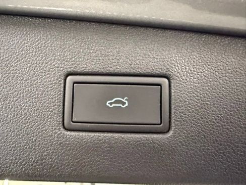 Used 2022 Volkswagen Tiguan SE R-Line image 10