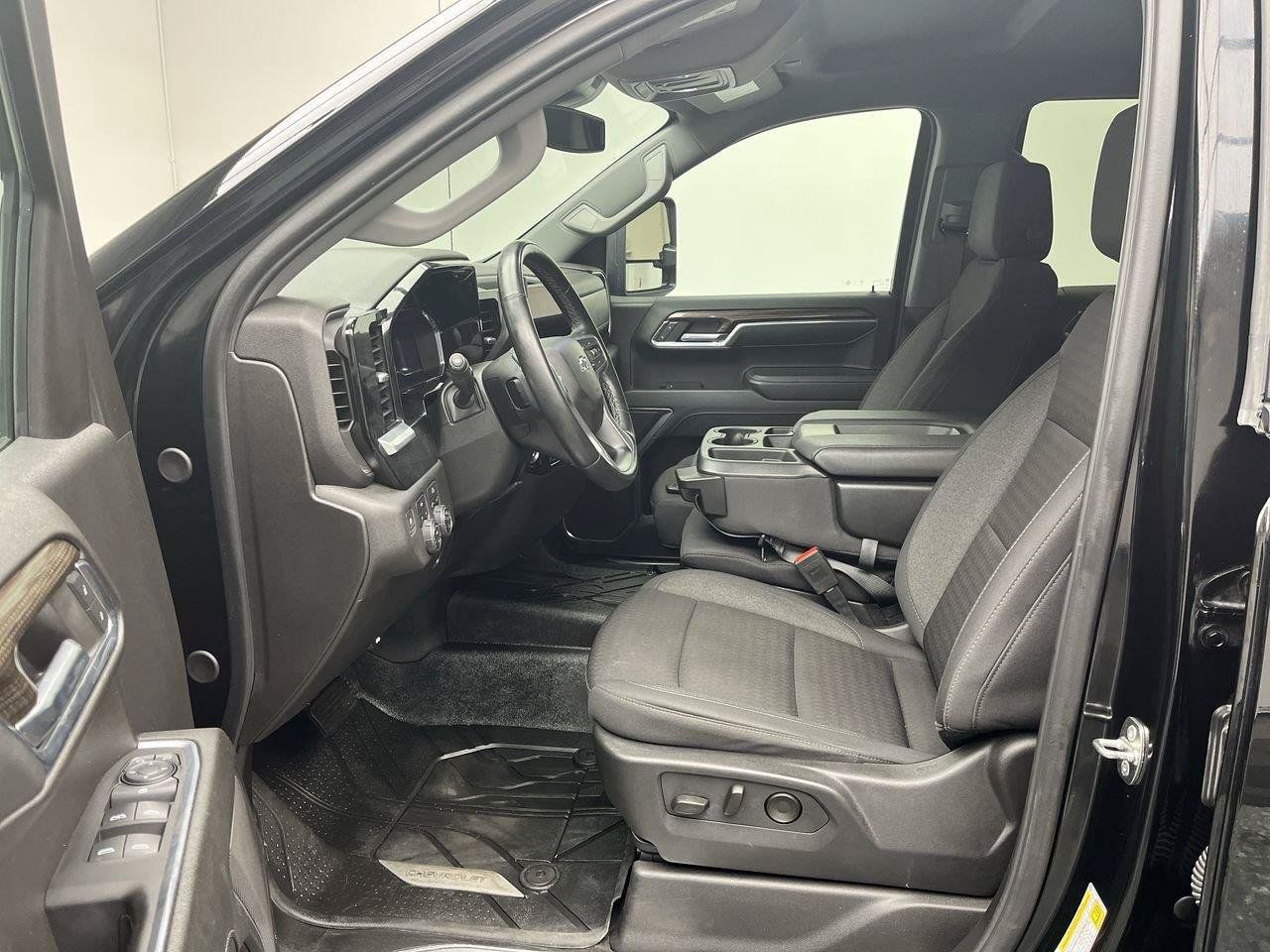 Certified 2024 Chevrolet Silverado 1500 RST w/ Max Trailering Package AWD/4WD image 3