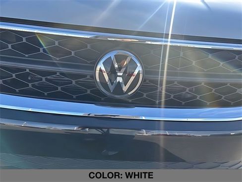 Used 2023 Volkswagen Taos SE w/ Panoramic Sunroof Package image 9