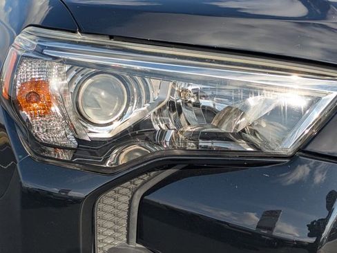 Used 2018 Toyota 4Runner SR5 Premium image 10