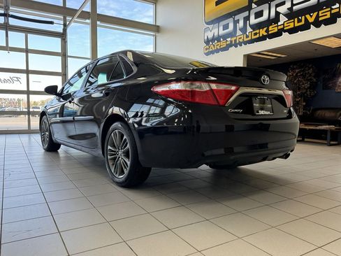 Used 2017 Toyota Camry SE image 4