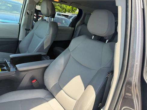 Used 2023 Toyota Sienna XLE AWD/4WD image 11
