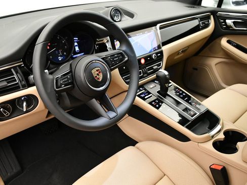 Used 2025 Porsche Macan image 4