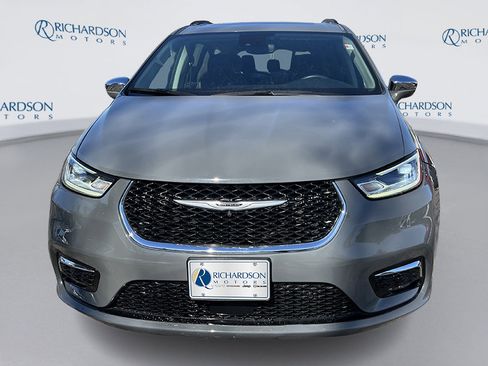 Used 2022 Chrysler Pacifica Limited image 2