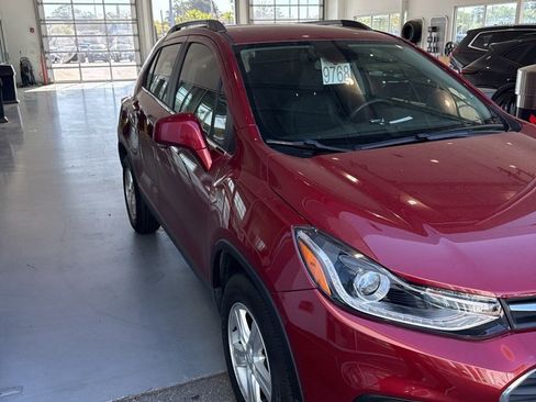 Used 2019 Chevrolet Trax LT w/ LT Convenience Package image 4