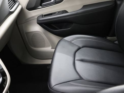 Used 2024 Chrysler Pacifica Touring-L image 13