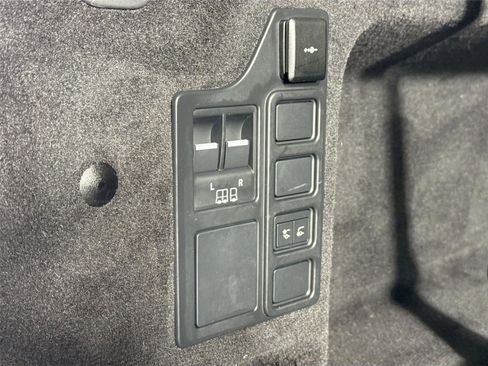 Used 2024 Land Rover Discovery S image 42