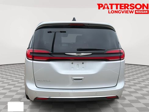 Used 2024 Chrysler Pacifica Touring-L FWD image 3
