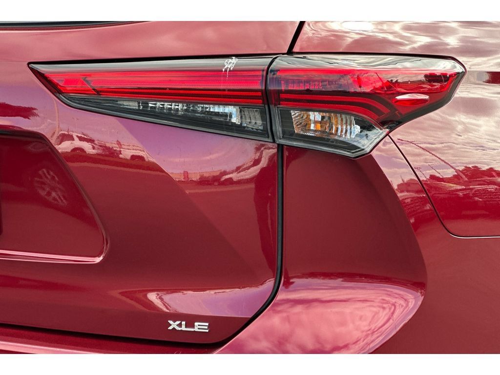 Used 2022 Toyota Highlander XLE FWD image 33