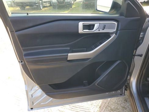 Used 2023 Ford Explorer Limited image 12