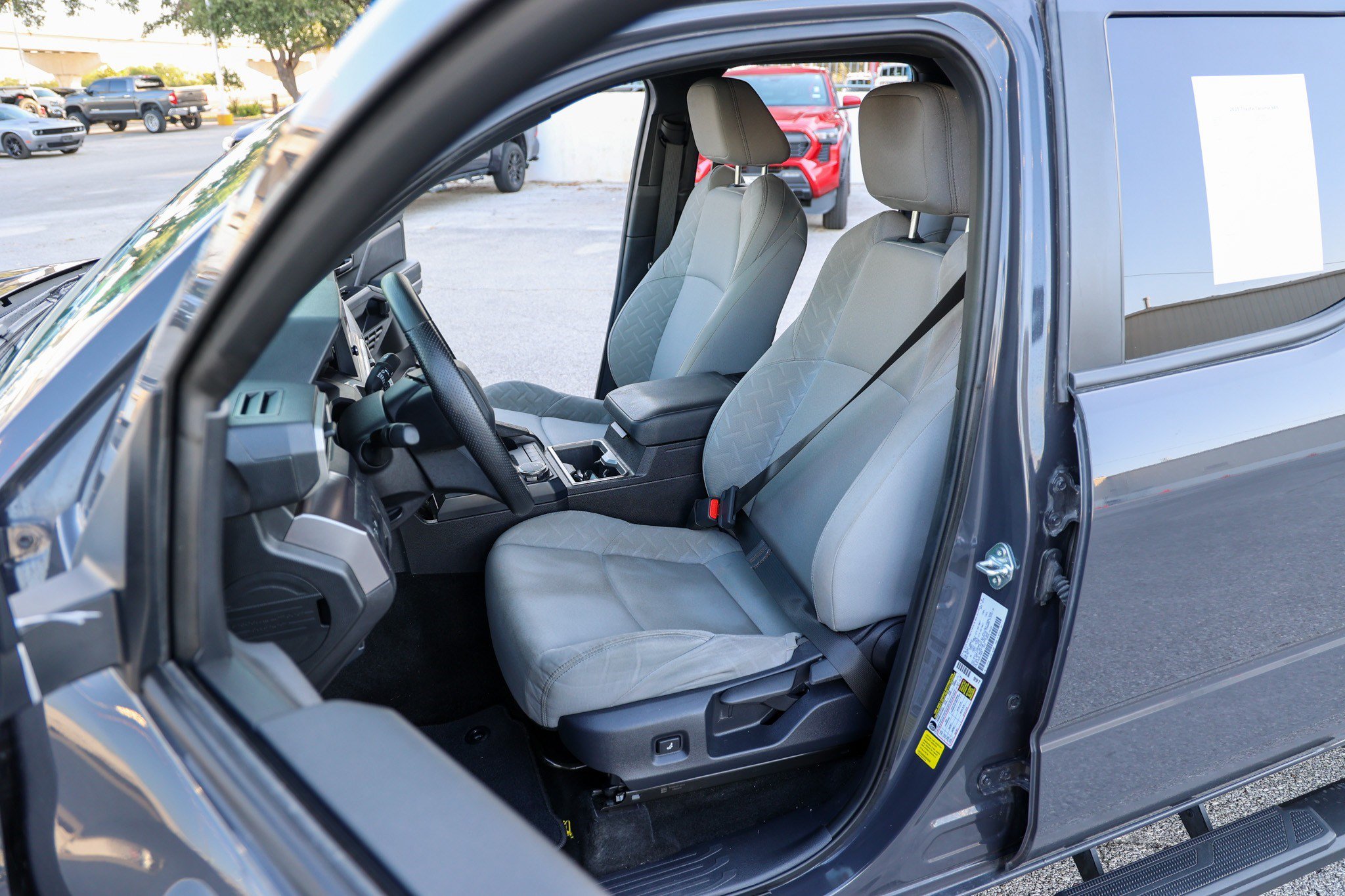 Certified 2025 Toyota Tacoma SR5 AWD/4WD image 34