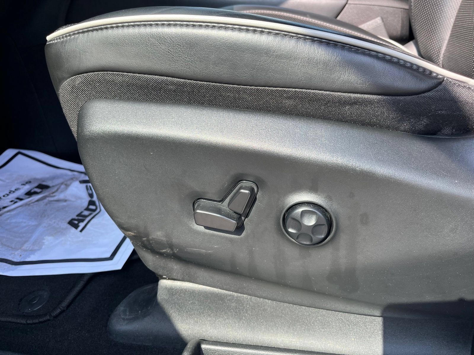 Used 2024 Chrysler Pacifica Limited w/ Uconnect Theater Family Group FWD image 11