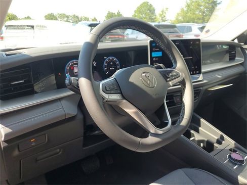 New 2025 Volkswagen Tiguan SE image 19