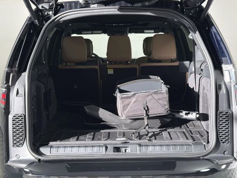 New 2026 Land Rover Discovery Limited Edition image 29