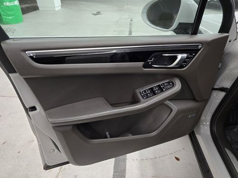 Used 2021 Porsche Macan S image 13