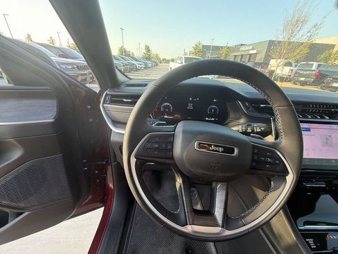 Used 2025 Jeep Grand Cherokee Limited w/ Black Appearance Package AWD/4WD image 6