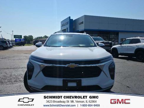 New 2026 Chevrolet Trax LT w/ LT Convenience Package FWD image 2