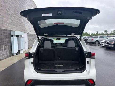 Used 2021 Toyota Highlander XLE AWD/4WD image 12