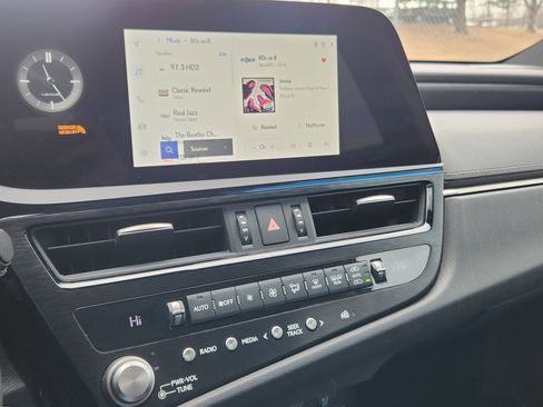 Used 2023 Lexus ES 250 w/ Premium Package image 10