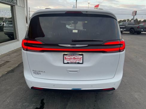 Used 2022 Chrysler Pacifica Touring-L FWD image 4
