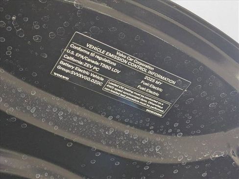 New 2025 Volvo EX30 Plus w/ Protection Package Premier image 18