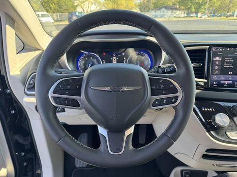 Used 2024 Chrysler Pacifica Touring-L image 6