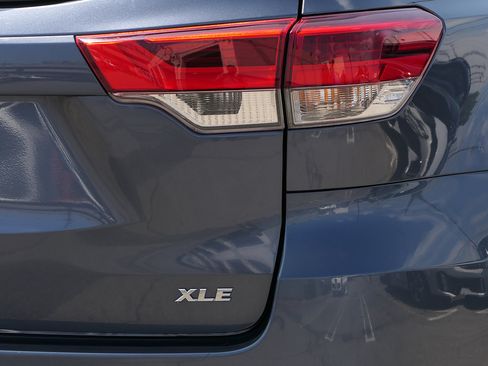 Used 2018 Toyota Highlander XLE FWD image 4
