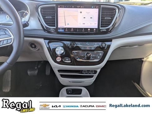 Used 2024 Chrysler Pacifica Select image 13