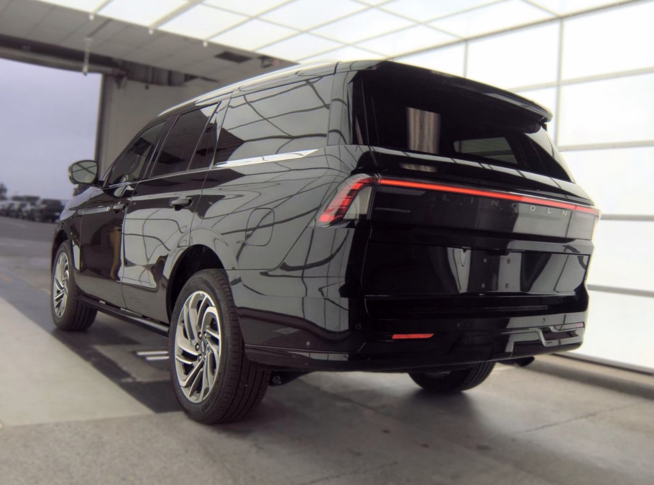 Used 2025 Lincoln Navigator Reserve AWD/4WD image 6