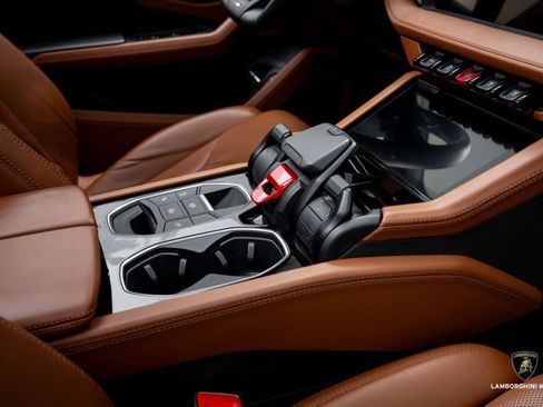 Used 2025 Lamborghini Urus SE image 45