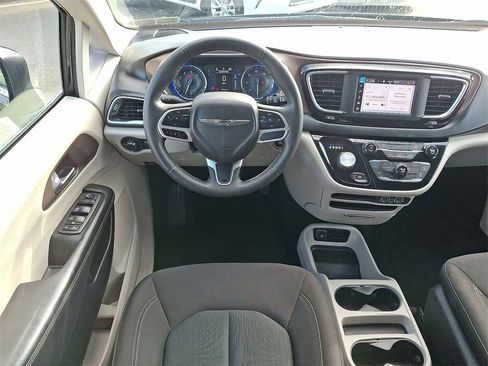Used 2022 Chrysler Voyager LX image 12