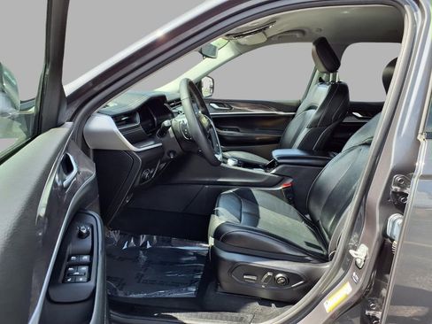 Used 2023 Jeep Grand Cherokee L Limited w/ Luxury Tech Group II image 22