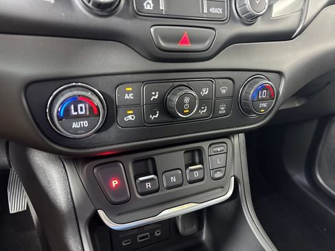 Used 2020 GMC Terrain SLT FWD image 30
