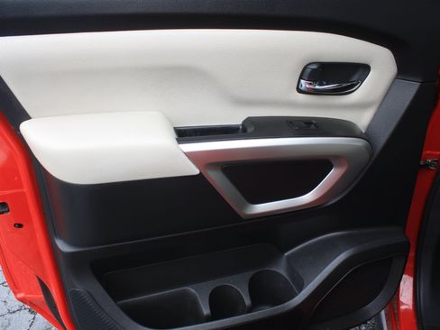 Used 2022 Nissan Titan SV w/ SV Convenience Package image 33