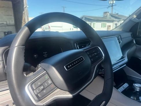 Used 2024 Jeep Wagoneer L Series II w/ Flexible Seating Group RWD image 10