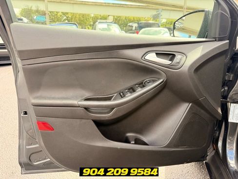 Used 2017 Ford Focus SE FWD image 19