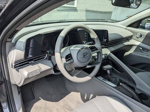 Used 2021 Hyundai Elantra SE FWD image 10