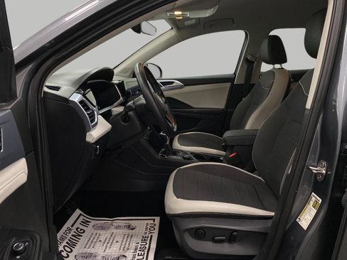 Used 2025 Volkswagen Taos SE image 27