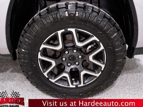 Used 2025 RAM 1500 Laramie AWD/4WD image 10